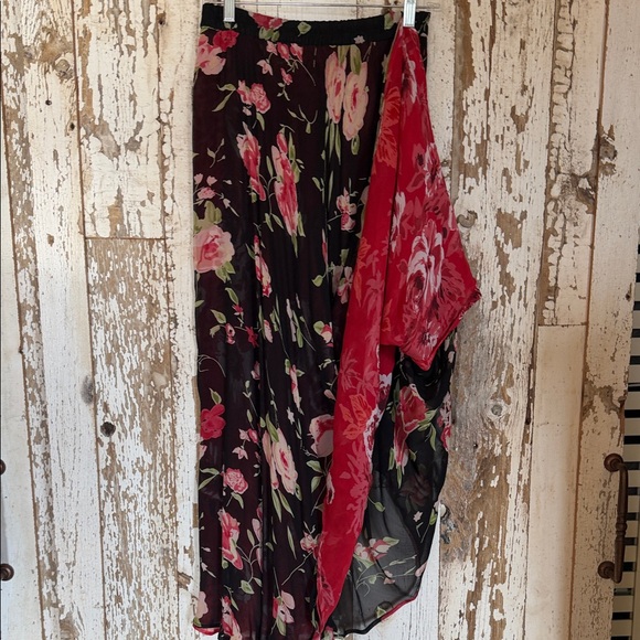 Chic Floral Maxi Skirt in Black and Pink - Picture 2 of 5